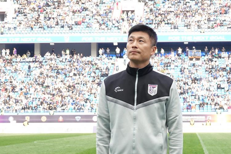 博主:大连英博惨败河南队后今日暂停休假,下午在基地继续训练