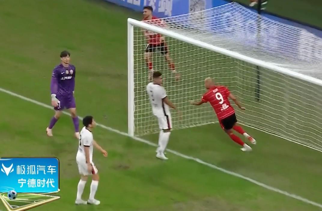 热议成都vs海港半场:王燊超这一边被打爆,杨世元太鲁莽